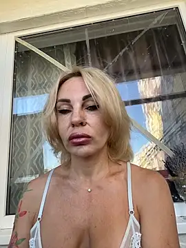 Snapshot of Hotnessi chatting on 09/22/25, 09:11 Hotnessi online show from 09/22/25, 09:11