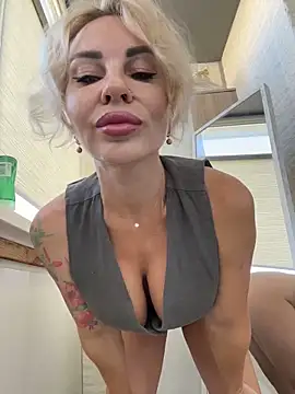 Snapshot of Hotnessi chatting on 09/27/25, 11:04 Hotnessi online show from 09/27/25, 11:04