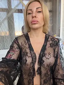 Snapshot of Hotnessi chatting on 11/22/25, 10:36 Hotnessi online show from 11/22/25, 10:36