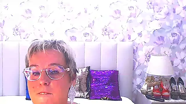 Snapshot of MilfyMommyXX chatting on 11/21/25, 04:44 MilfyMommyXX online show from 11/21/25, 04:44