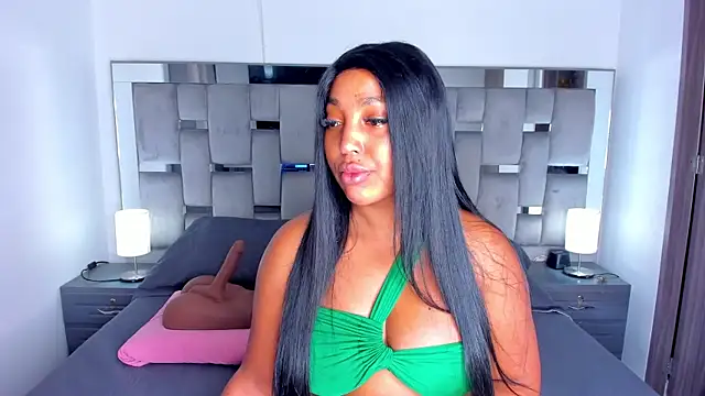 Snapshot of Cammiila chatting on 10/10/25, 11:20 Cammiila online show from 10/10/25, 11:20