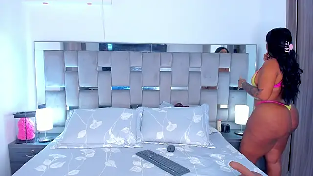 Snapshot of Cammiila chatting on 12/18/25, 07:42 Cammiila online show from 12/18/25, 07:42