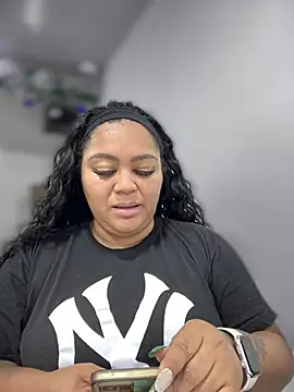 Snapshot of yanza2002 chatting on 12/17/24, 02:23 yanza2002 online show from 12/17/24, 02:23