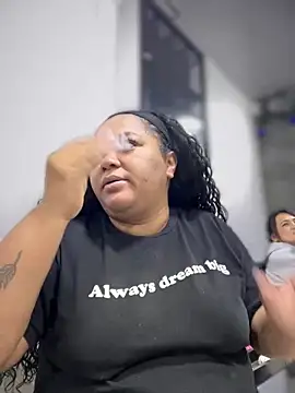 Snapshot of yanza2002 chatting on 01/09/25, 10:52 yanza2002 online show from 01/09/25, 10:52