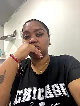 Snapshot of yanza2002 chatting on 10/16/25, 11:06 yanza2002 online show from 10/16/25, 11:06