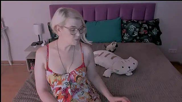 sabrinamacmarren online show from 02/07/25, 04:24