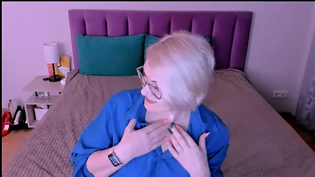 sabrinamacmarren online show from 09/30/25, 04:01