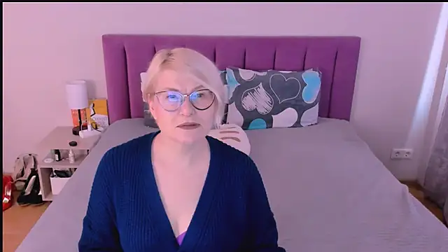 sabrinamacmarren online show from 10/13/25, 12:16