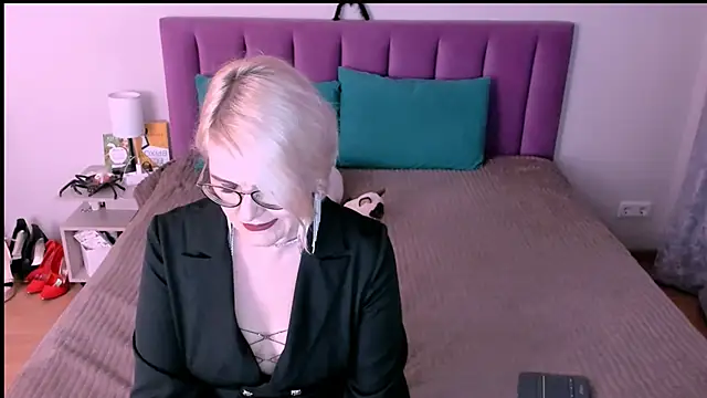 sabrinamacmarren online show from 10/31/25, 03:13