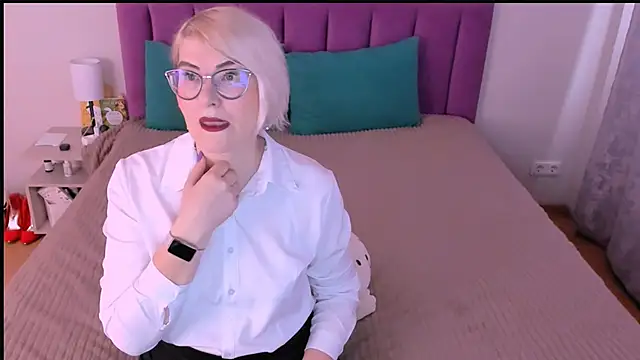 sabrinamacmarren online show from 11/18/25, 07:57