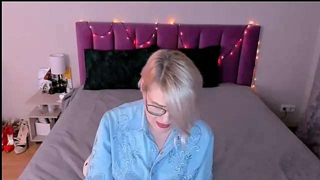 sabrinamacmarren online show from 12/22/25, 01:52