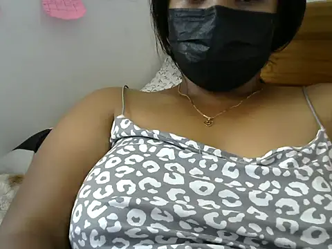 Snapshot of Artinah22 chatting on 02/06/25, 09:11 Artinah22 online show from 02/06/25, 09:11