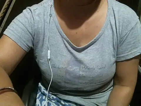 Snapshot of UrsMansi chatting on 06/04/26, 02:39 UrsMansi online show from 06/04/26, 02:39