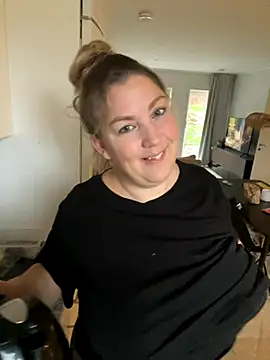 Snapshot of Anna_Alexa chatting on 11/06/25, 07:20 Anna Alexa online show from 11/06/25, 07:20