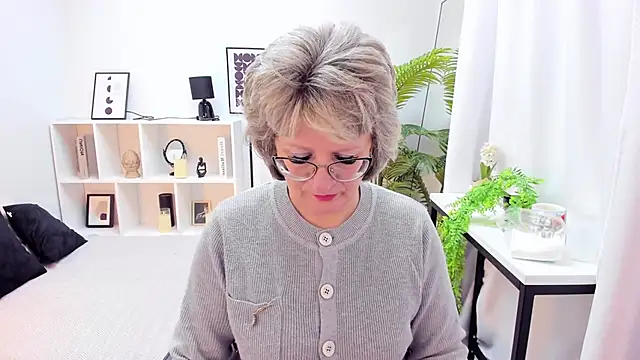 Snapshot of EvelynJoyful chatting on 11/17/25, 05:13 EvelynJoyful online show from 11/17/25, 05:13