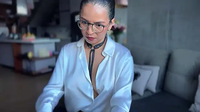 Snapshot of illaroom chatting on 11/06/25, 10:21 illaroom online show from 11/06/25, 10:21