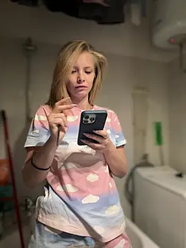 Snapshot of AnastasiaAniess chatting on 03/20/25, 07:04 AnastasiaAniess online show from 03/20/25, 07:04