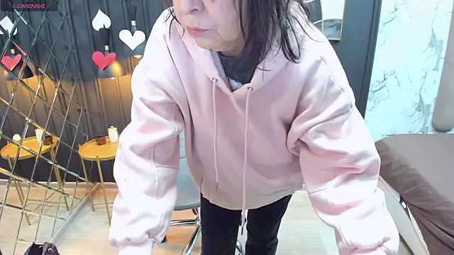 Snapshot of LindaPassionate chatting on 02/19/25, 05:27 LindaPassionate online show from 02/19/25, 05:27