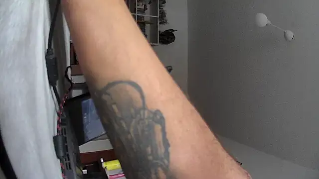 Snapshot of tctwo chatting on 10/01/25, 12:00 tctwo online show from 10/01/25, 12:00