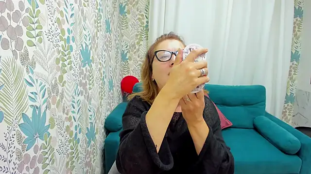 Snapshot of LeaPure chatting on 09/27/25, 05:12 LeaPure online show from 09/27/25, 05:12