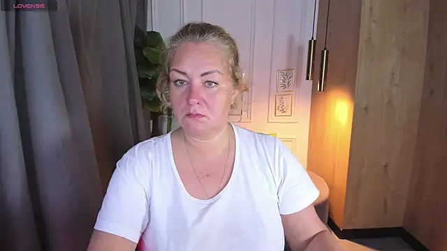 Snapshot of JenniferLight chatting on 10/12/25, 03:00 JenniferLight online show from 10/12/25, 03:00