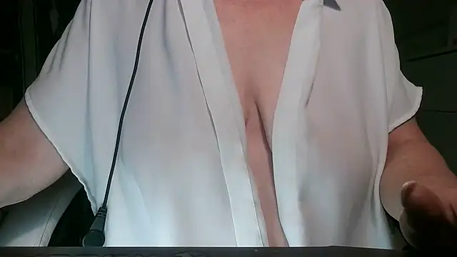 Snapshot of heidi60 chatting on 02/02/25, 01:30 heidi60 online show from 02/02/25, 01:30