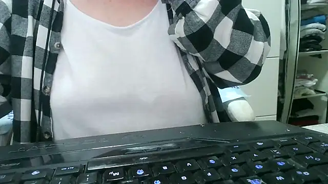 Snapshot of heidi60 chatting on 10/10/25, 06:40 heidi60 online show from 10/10/25, 06:40