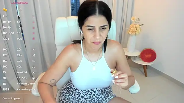 renata t  online show from 09/25/25, 10:57