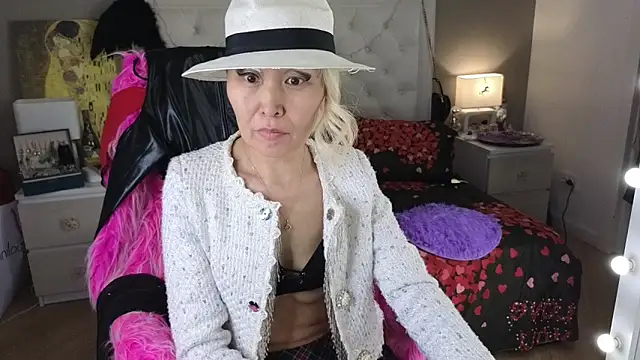 Snapshot of RoxalanaStar chatting on 06/19/26, 10:19 RoxalanaStar online show from 06/19/26, 10:19