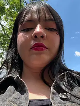 Snapshot of Elle chatting on 01/29/25, 05:13 Elle online show from 01/29/25, 05:13