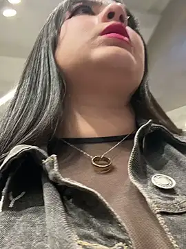 Snapshot of Elle chatting on 02/22/25, 08:42 Elle online show from 02/22/25, 08:42