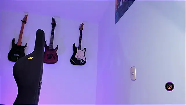 Snapshot of Elle chatting on 03/03/25, 01:10 Elle online show from 03/03/25, 01:10