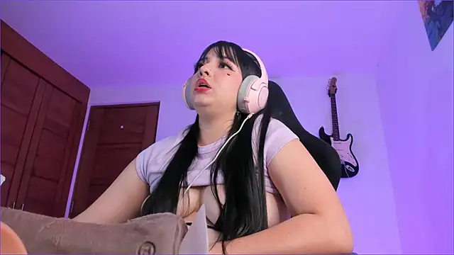 Snapshot of Elle chatting on 03/17/25, 01:24 Elle online show from 03/17/25, 01:24