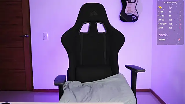 Snapshot of Elle chatting on 09/14/25, 01:38 Elle online show from 09/14/25, 01:38