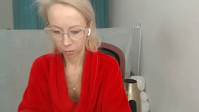 LuxuryNika online show from 11/21/25, 10:58