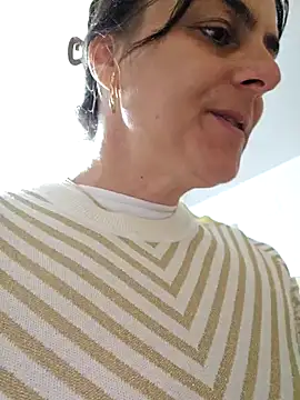 Snapshot of IsabelleCraft chatting on 10/24/25, 12:01 IsabelleCraft online show from 10/24/25, 12:01