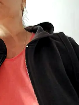 Snapshot of IsabelleCraft chatting on 11/03/25, 09:21 IsabelleCraft online show from 11/03/25, 09:21