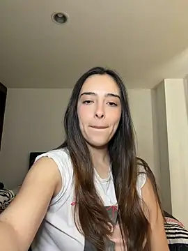 Snapshot of swrennn19 chatting on 10/25/25, 03:51 swrennn19 online show from 10/25/25, 03:51