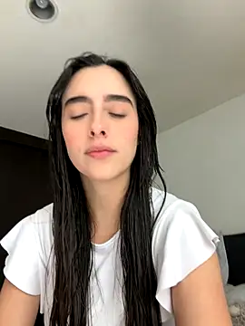 Snapshot of swrennn19 chatting on 12/14/25, 04:23 swrennn19 online show from 12/14/25, 04:23