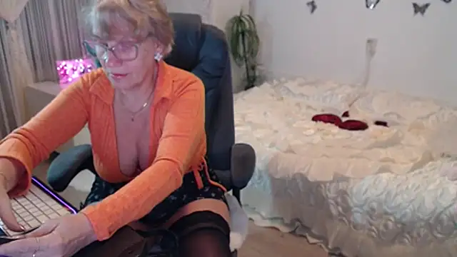 Snapshot of Ghertrude52 chatting on 10/24/25, 03:14 Ghertrude52 online show from 10/24/25, 03:14