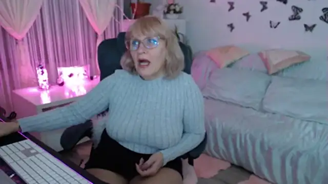 Snapshot of Ghertrude52 chatting on 11/16/25, 04:07 Ghertrude52 online show from 11/16/25, 04:07