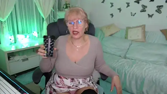 Snapshot of Ghertrude52 chatting on 11/22/25, 04:11 Ghertrude52 online show from 11/22/25, 04:11