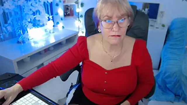 Snapshot of Ghertrude52 chatting on 11/28/25, 04:04 Ghertrude52 online show from 11/28/25, 04:04