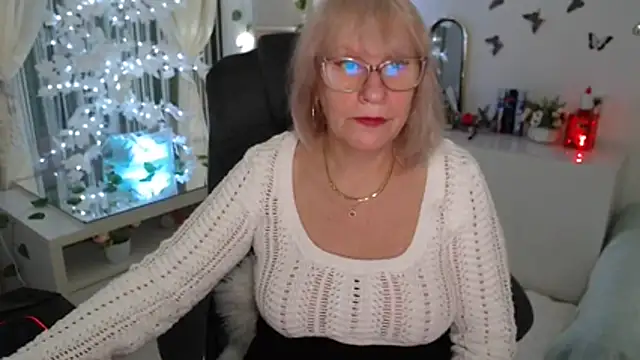 Snapshot of Ghertrude52 chatting on 12/17/25, 04:07 Ghertrude52 online show from 12/17/25, 04:07