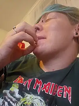 Snapshot of PinkTheHawk chatting on 12/22/24, 09:42 PinkTheHawk online show from 12/22/24, 09:42