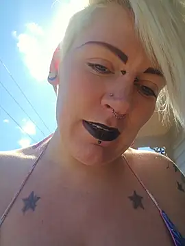 Snapshot of PinkTheHawk chatting on 11/04/25, 02:21 PinkTheHawk online show from 11/04/25, 02:21