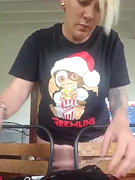 Snapshot of PinkTheHawk chatting on 11/14/25, 01:04 PinkTheHawk online show from 11/14/25, 01:04