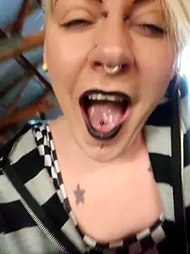 Snapshot of PinkTheHawk chatting on 12/16/25, 09:14 PinkTheHawk online show from 12/16/25, 09:14