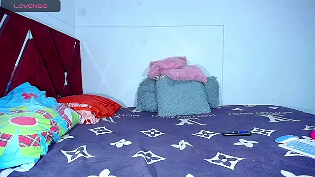 Snapshot of DanisaBrown chatting on 12/10/24, 02:28 DanisaBrown online show from 12/10/24, 02:28