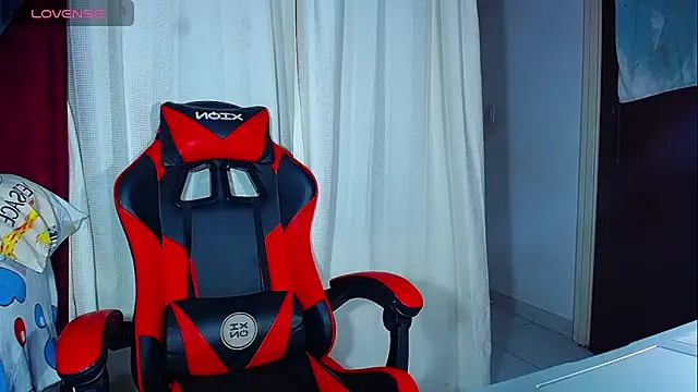 Snapshot of DanisaBrown chatting on 11/12/25, 02:28 DanisaBrown online show from 11/12/25, 02:28